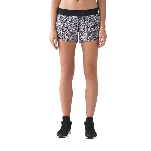 LULULEMON Hotty Hot Shorts 4” - Picture 1 of 8
